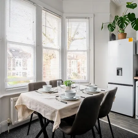 Spacious 5 Bed Contractor And Family * 브리스틀