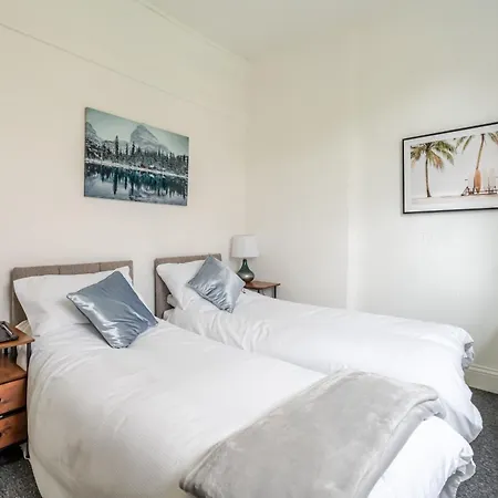 Spacious 5 Bed Contractor And Family 브리스틀