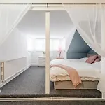 Spacious 5 Bed Contractor And Family *