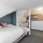 Spacious 5 Bed Contractor And Family *
