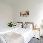 Spacious 5 Bed Contractor And Family דירה