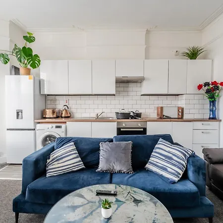 Spacious 5 Bed Contractor And Family