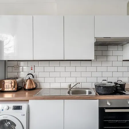 Spacious 5 Bed Contractor And Family Apartman