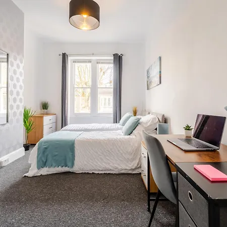 Spacious 5 Bed Contractor And Family