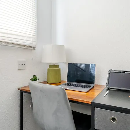 Spacious 5 Bed Contractor And Family