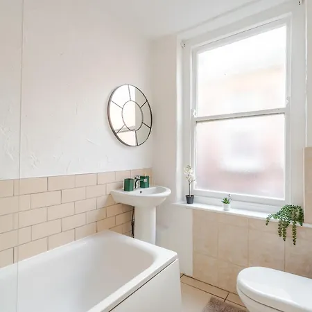 Spacious 5 Bed Contractor And Family * Bristol