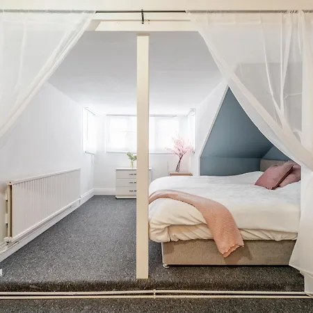 Spacious 5 Bed Contractor And Family *
