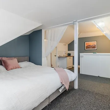 Spacious 5 Bed Contractor And Family *