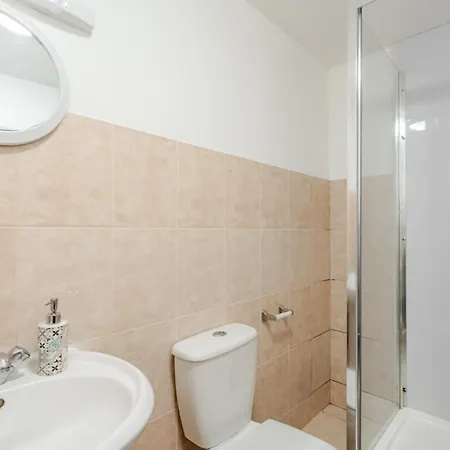 Spacious 5 Bed Contractor And Family * Bristol
