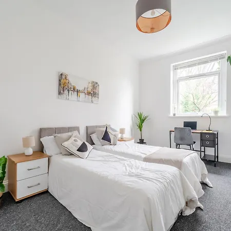 Spacious 5 Bed Contractor And Family * ブリストル