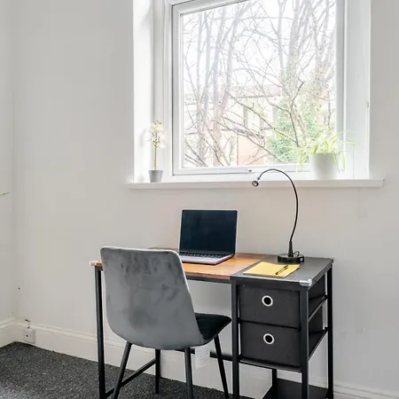 Spacious 5 Bed Contractor And Family Bristol