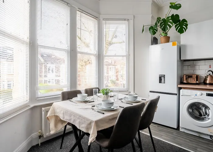 Spacious 5 Bed Contractor And Family * Bristol