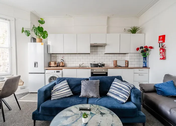 Spacious 5 Bed Contractor And Family