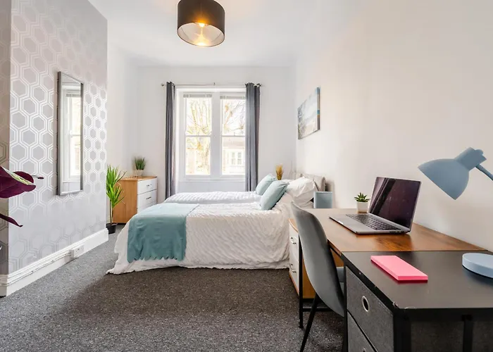 Spacious 5 Bed Contractor And Family