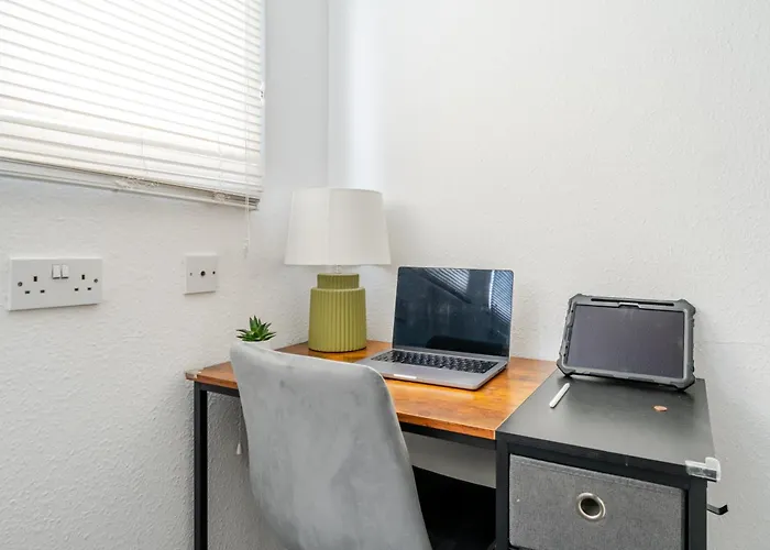 Spacious 5 Bed Contractor And Family