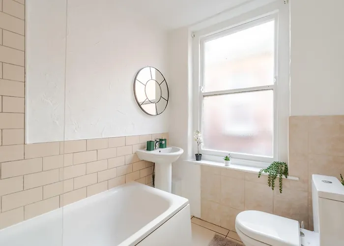 Spacious 5 Bed Contractor And Family * Bristol