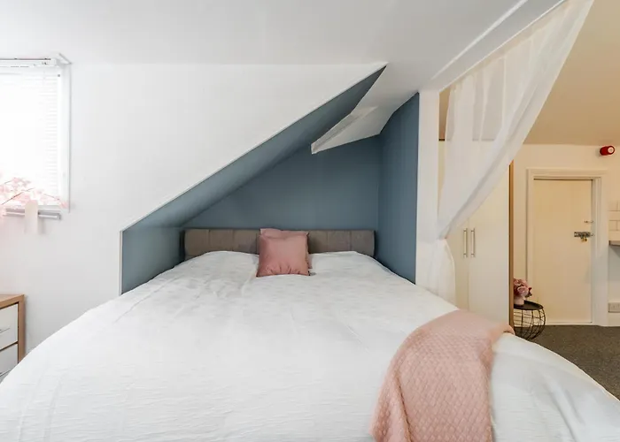 Spacious 5 Bed Contractor And Family Bristol