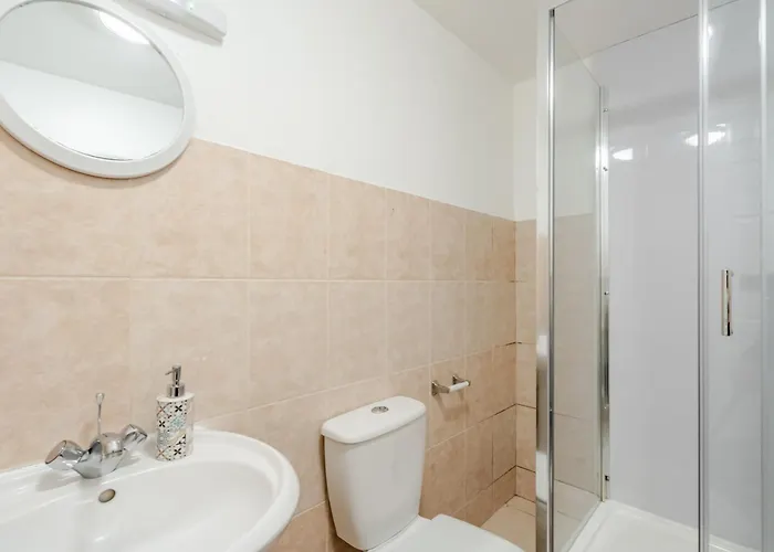 Spacious 5 Bed Contractor And Family * Bristol