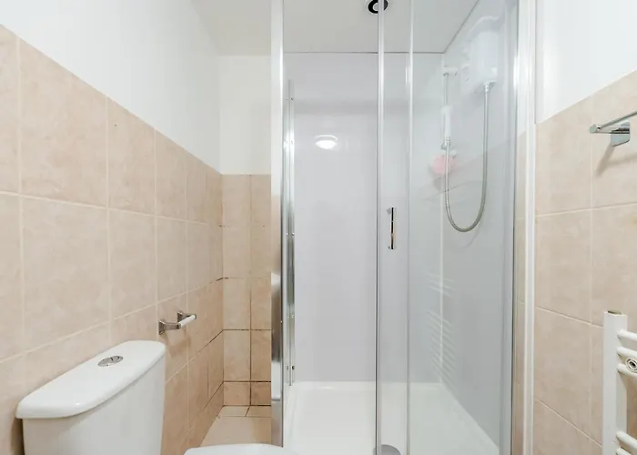 Spacious 5 Bed Contractor And Family