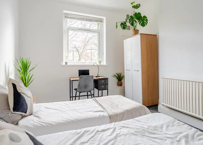 Spacious 5 Bed Contractor And Family * Bristol