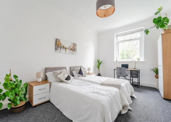 Spacious 5 Bed Contractor And Family * Bristol