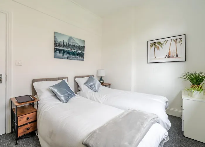 Spacious 5 Bed Contractor And Family Bristol