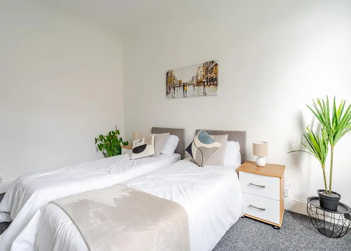 Spacious 5 Bed Contractor And Family Apartment