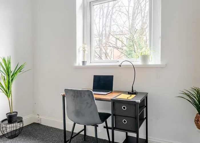 Spacious 5 Bed Contractor And Family Bristol