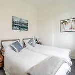 Spacious 5 Bed Contractor And Family Bristol