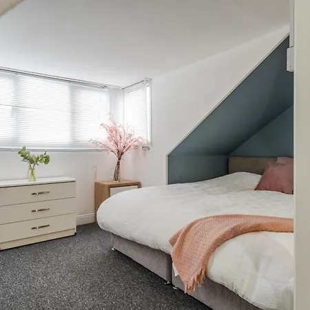 Spacious 5 Bed Contractor And Family شقة *