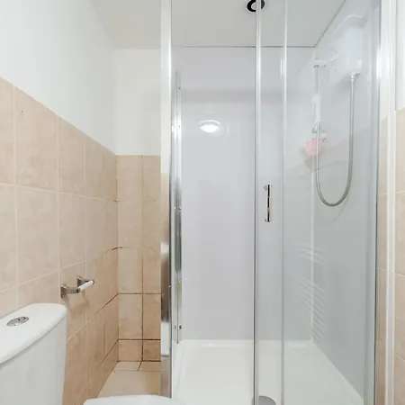 Spacious 5 Bed Contractor And Family