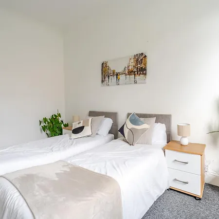 Spacious 5 Bed Contractor And Family شقة